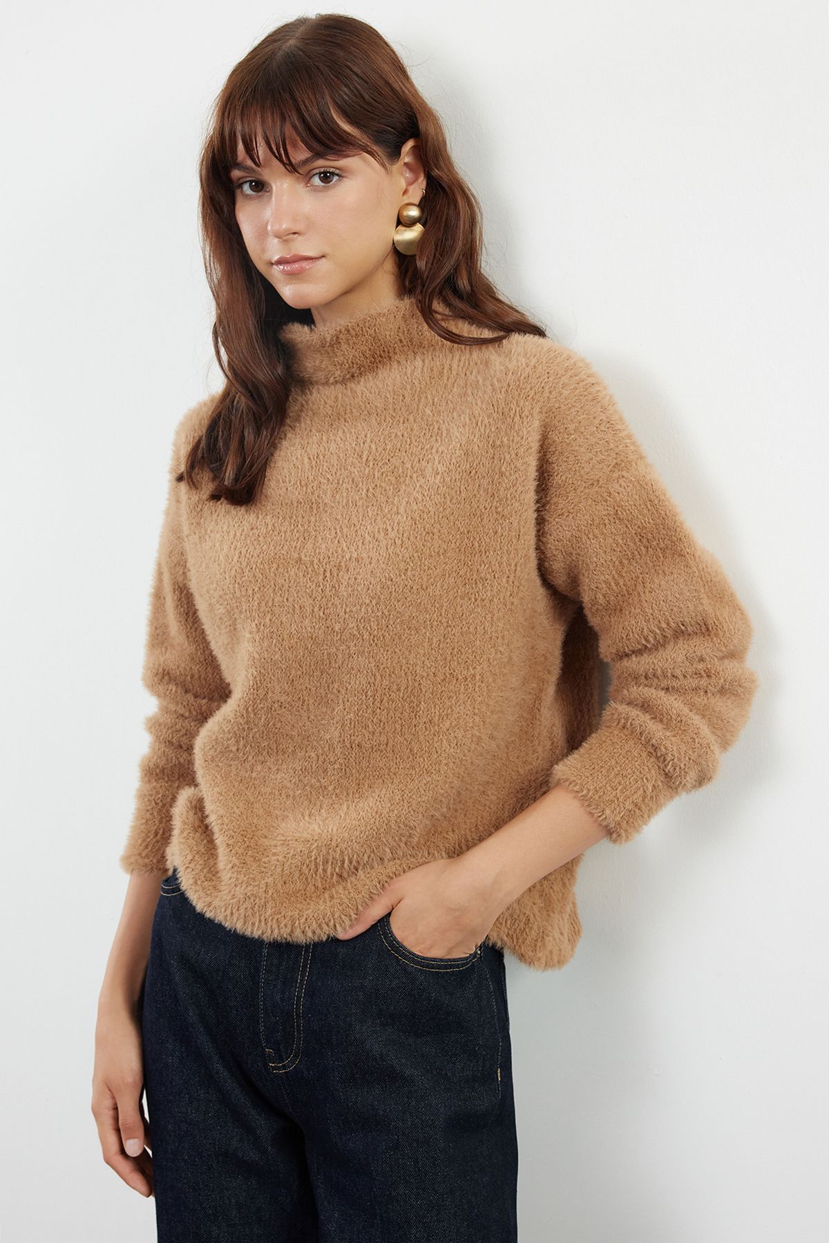 Trendyol Collection Sweter Z Dzianiny W Kolorze Camel Ze Stójką - Nitka Z Piór I Brody Kobieta - S