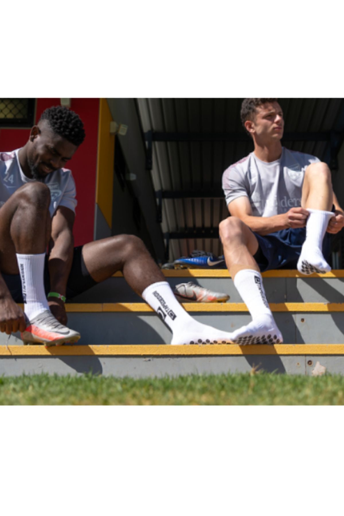 İthal Özel Beyaz Tapedesing Kaydırmaz Silikon Havlu Taban Dikişsiz Maç Pro Sporcu Çorabı
