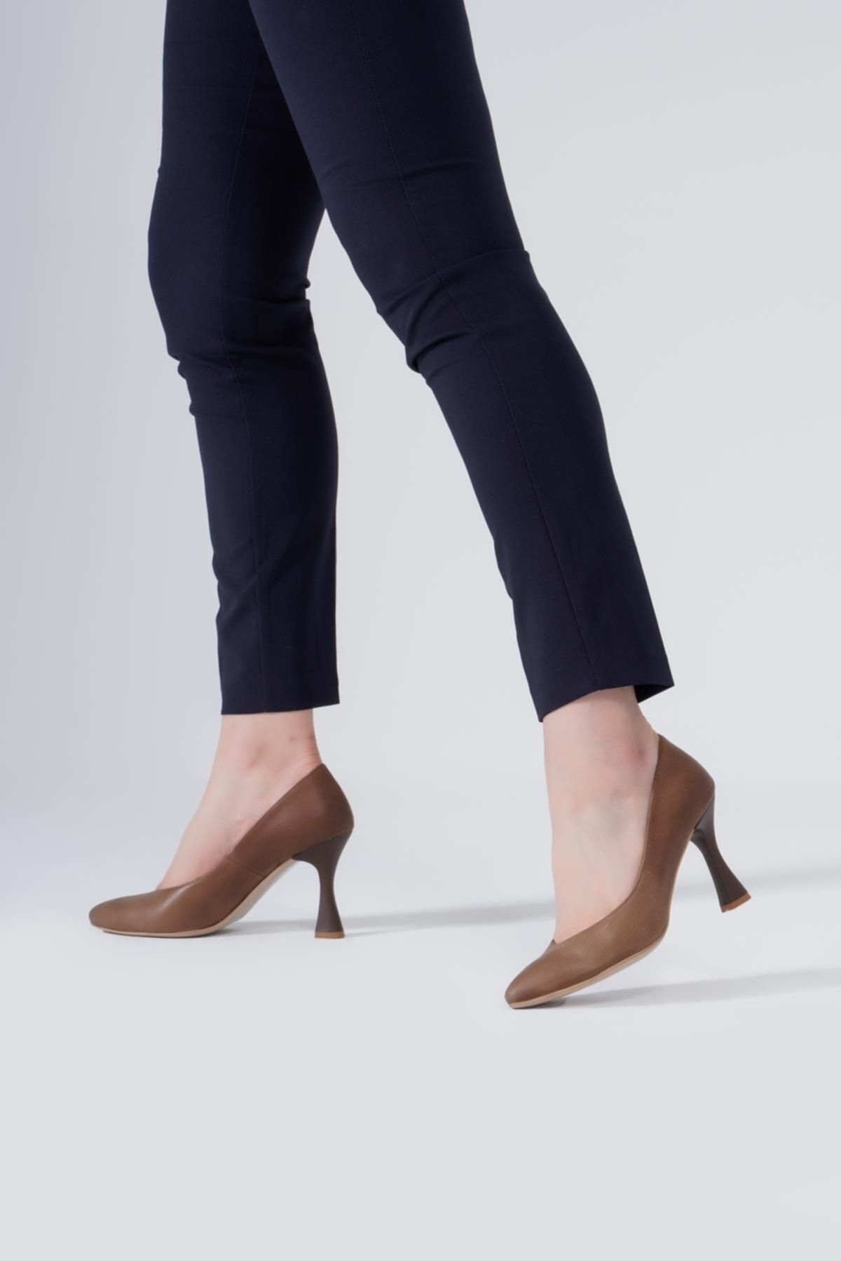 CZ London-Damenschuhe aus echtem Leder mit spitzer Spitze und Kelchabsatz 5