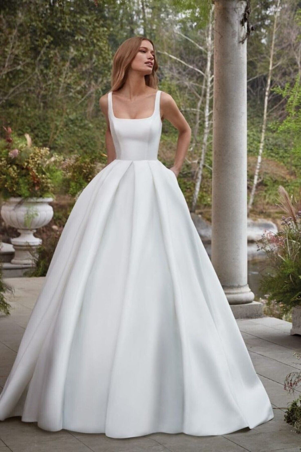 robe de mariée en satin avec cintre