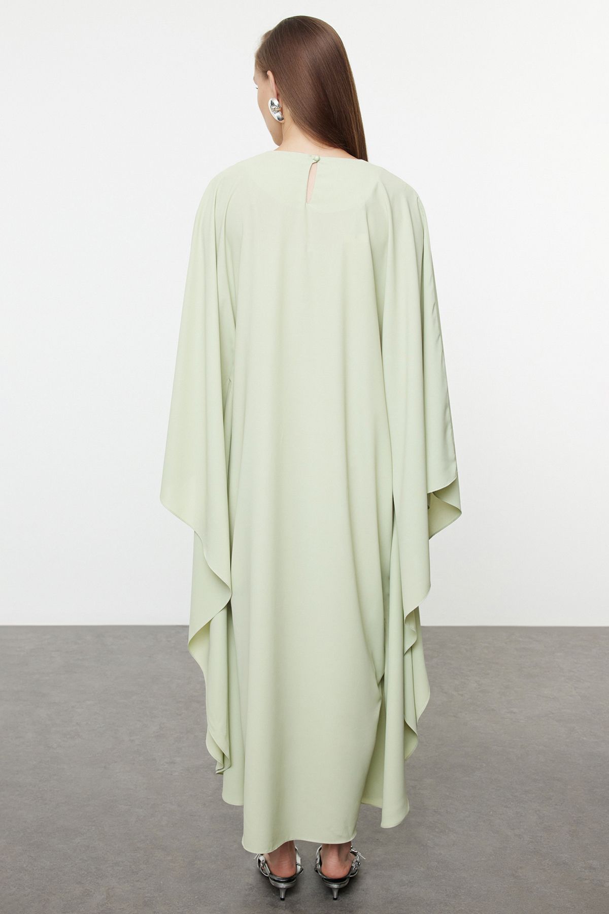 Trendyol Modest-Grünes, mit Schmetterlingen besetztes, gewebtes Abendkleid aus Satin in Jalabiya TCTAW25DB00000 5