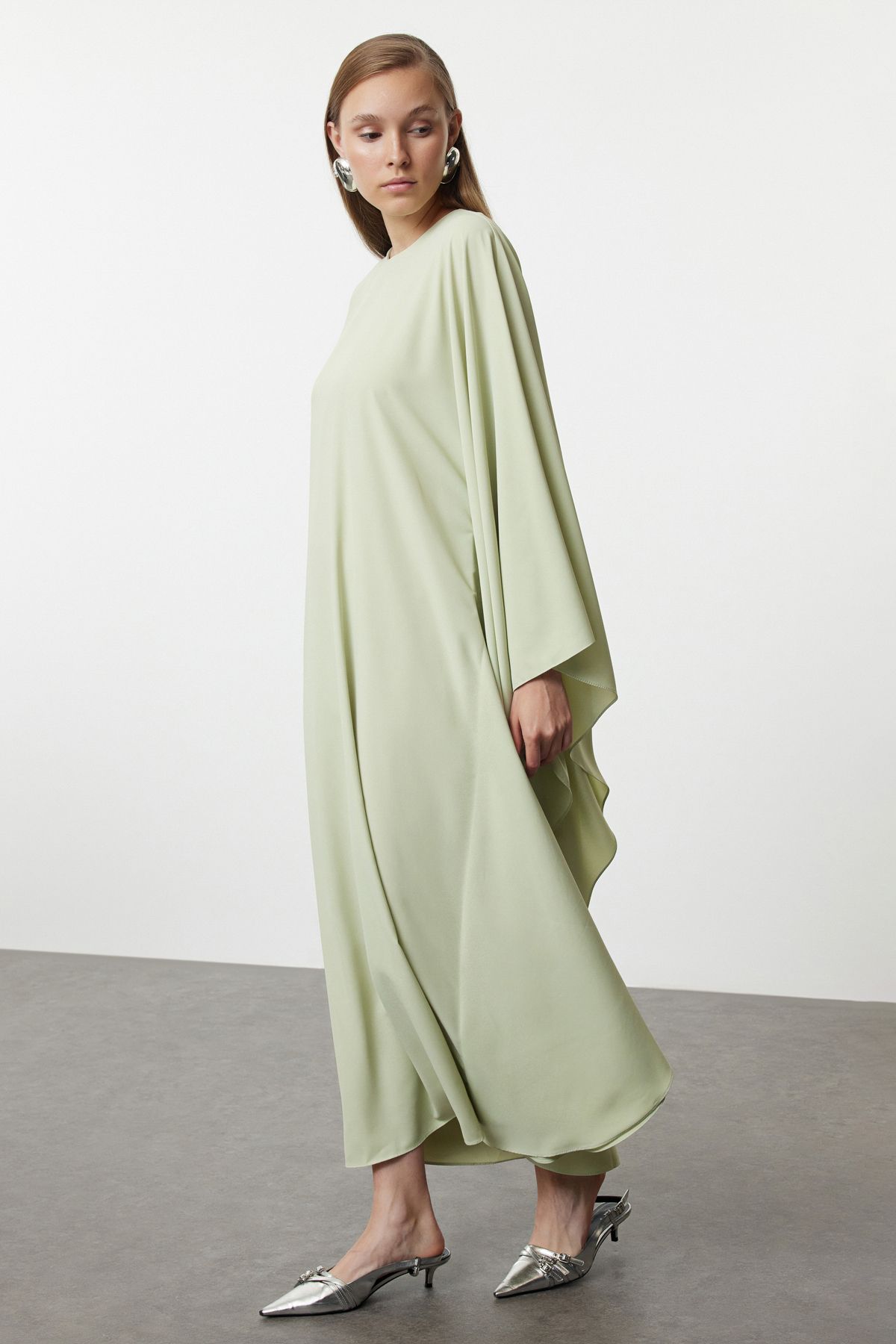 Trendyol Modest-Grünes, mit Schmetterlingen besetztes, gewebtes Abendkleid aus Satin in Jalabiya TCTAW25DB00000 2