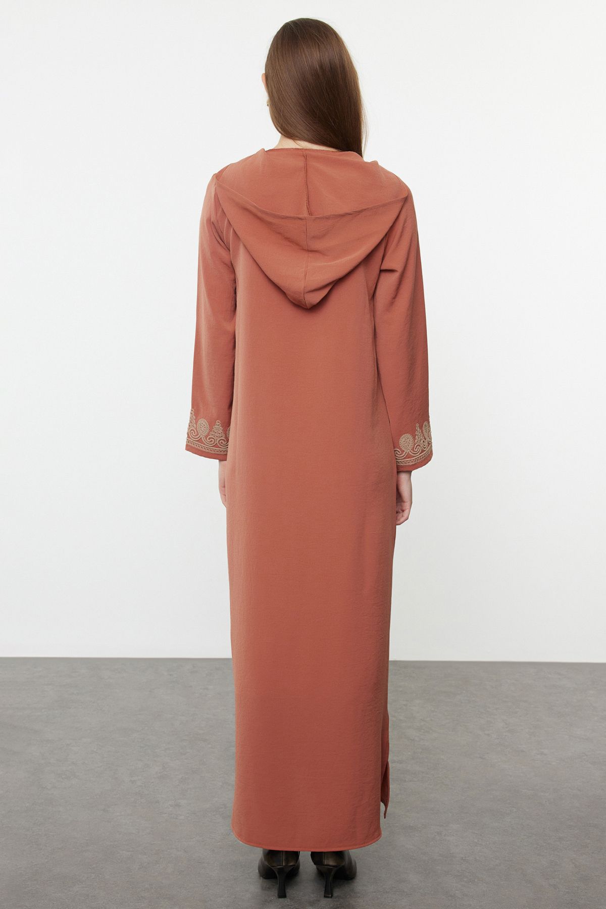 Trendyol Modest-Καφέ υφαντό καφτάν με κουκούλα - Λεπτομέρεια επεξεργασίας TCTAW25KK00000 5