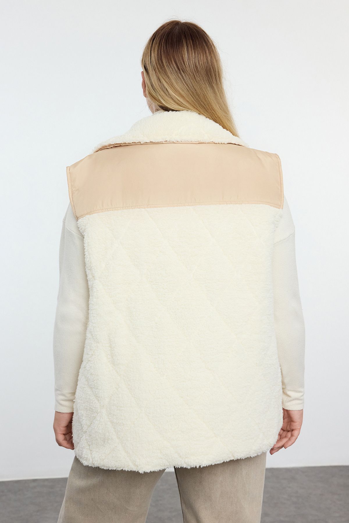 Trendyol Curve-Ecru Quilted Plush Vest - Color Block, Regular Fit TBBAW25BH00000 5