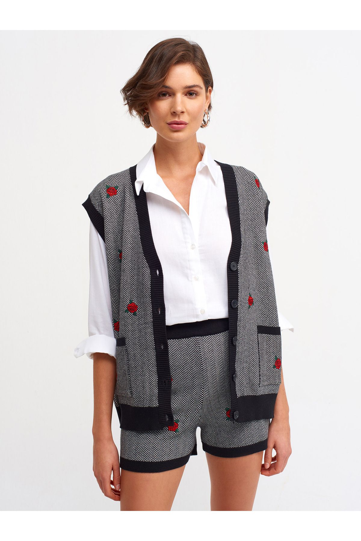 Dilvin-2866 Szorty haftowane-czarno-ecru 2