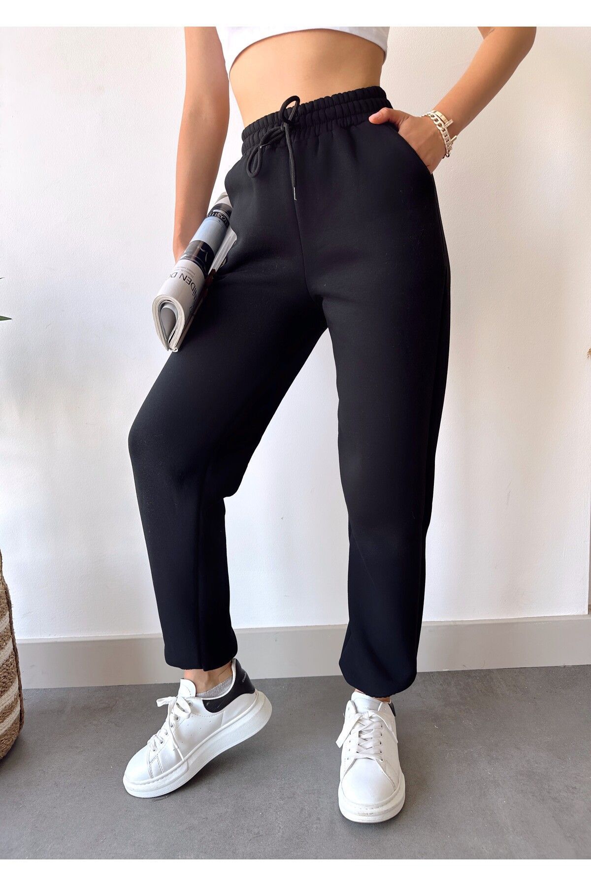 une femme de lhiver noire polar haute taille avec des pneus basic jogger sur un survêtement