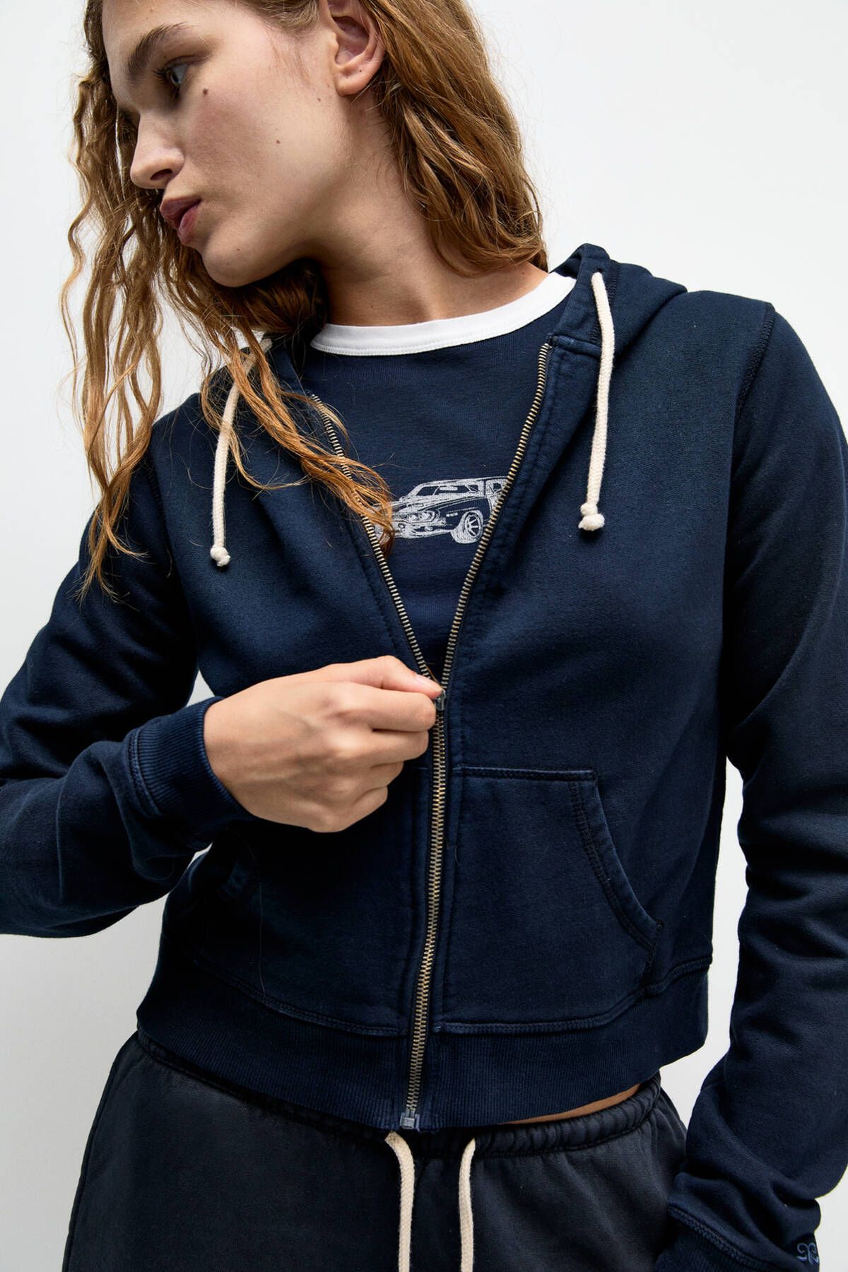 سویشرت با زیپ و کلاه‌دار طراحی شیک و راحت پول آند بیر   Pull & Bear Pull & Bear
