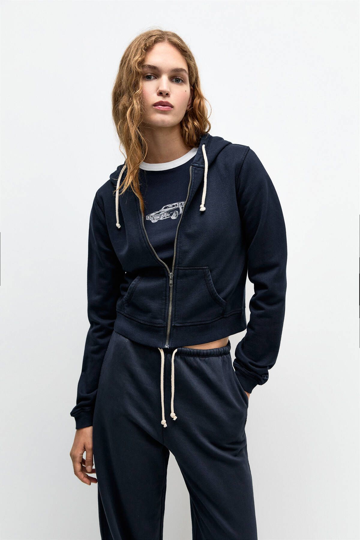 سویشرت با زیپ و کلاه‌دار طراحی شیک و راحت پول آند بیر   Pull & Bear Pull & Bear