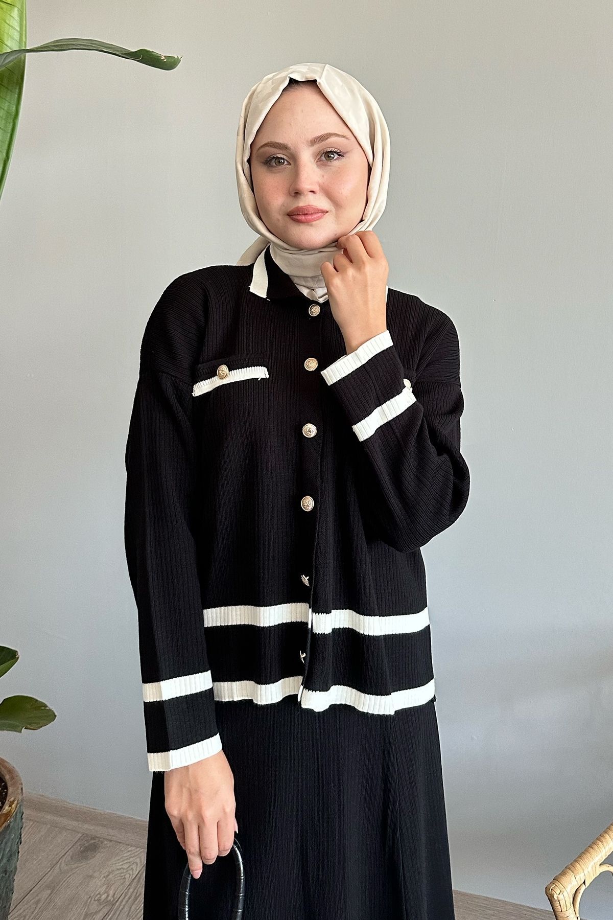 InStyle-طقم تريكو أسود - تنورة مخططة وسترة 4