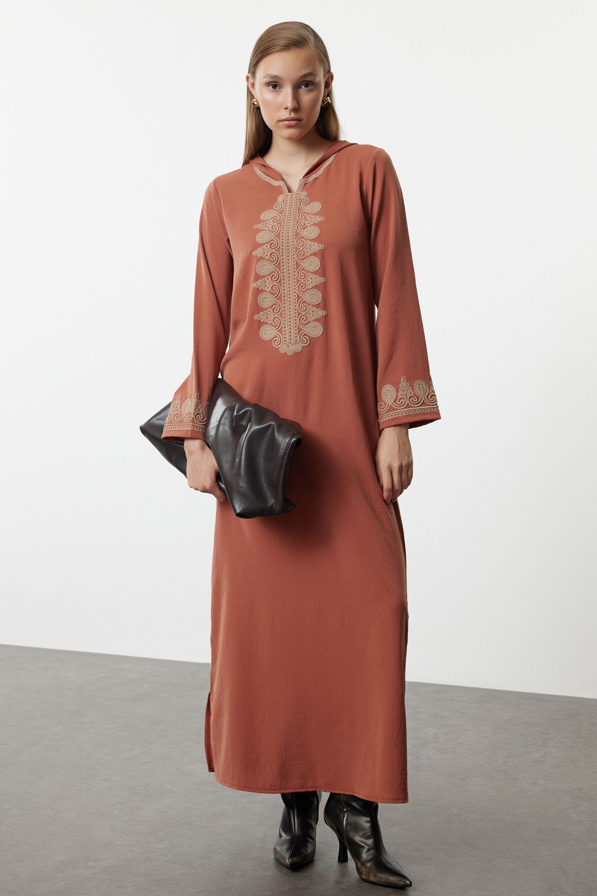 Trendyol Modest-Καφέ υφαντό καφτάν με κουκούλα - Λεπτομέρεια επεξεργασίας TCTAW25KK00000 1