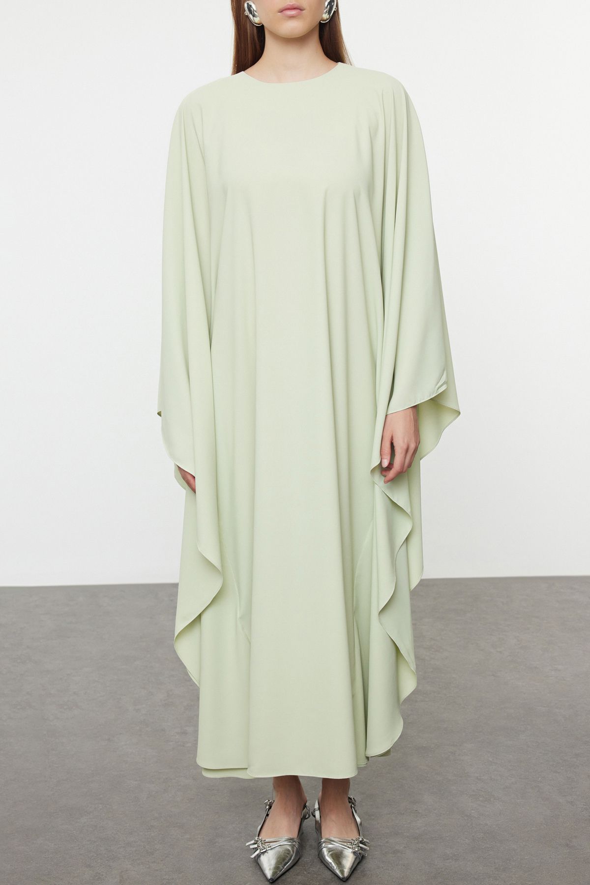 Trendyol Modest-Grünes, mit Schmetterlingen besetztes, gewebtes Abendkleid aus Satin in Jalabiya TCTAW25DB00000 3