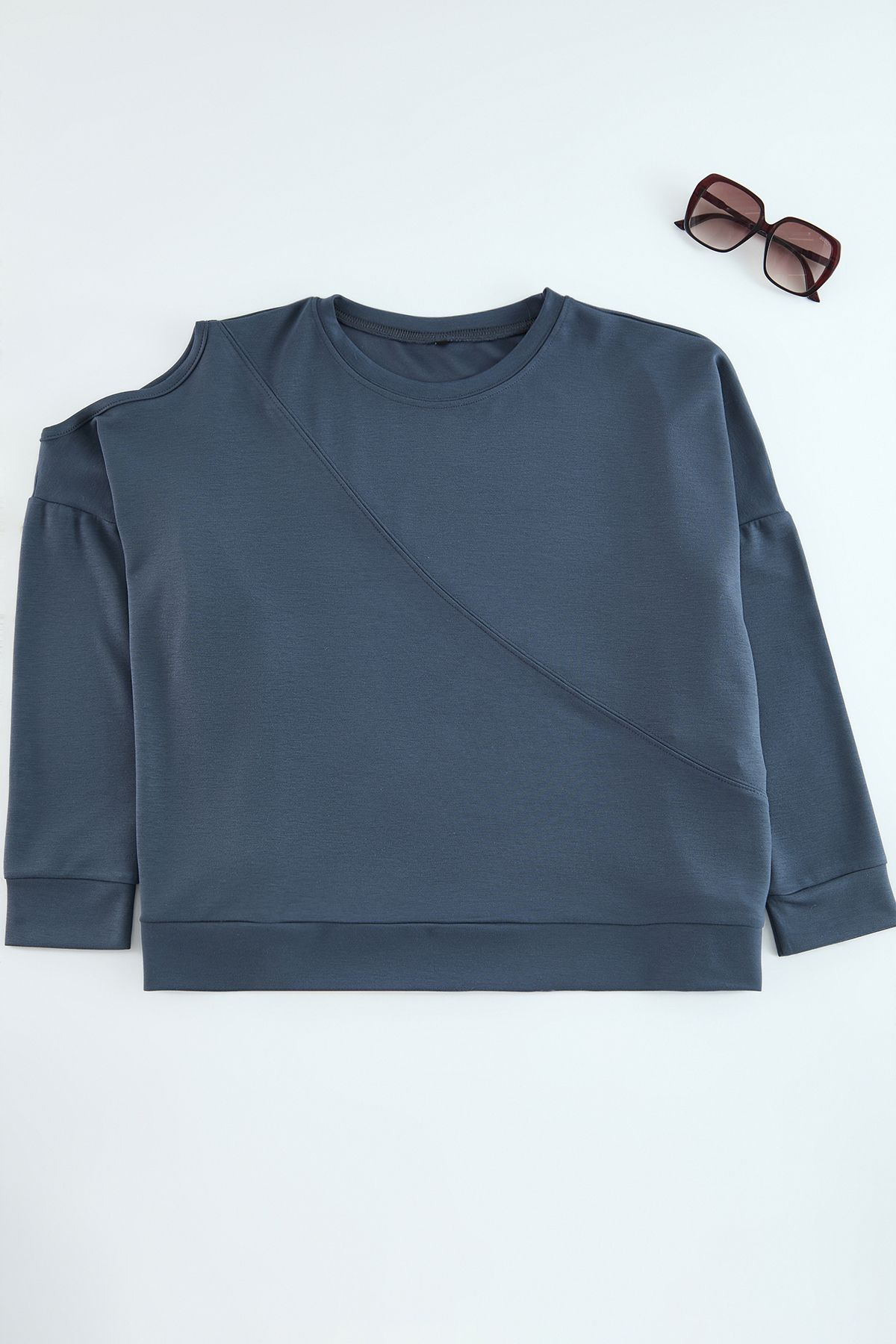 Trendyol Curve-Grey Cut Out and Stitching Detail Regular Fit Thin Soft Texture Plus Size Sweatshirt Tbbaw25Ao00003 5