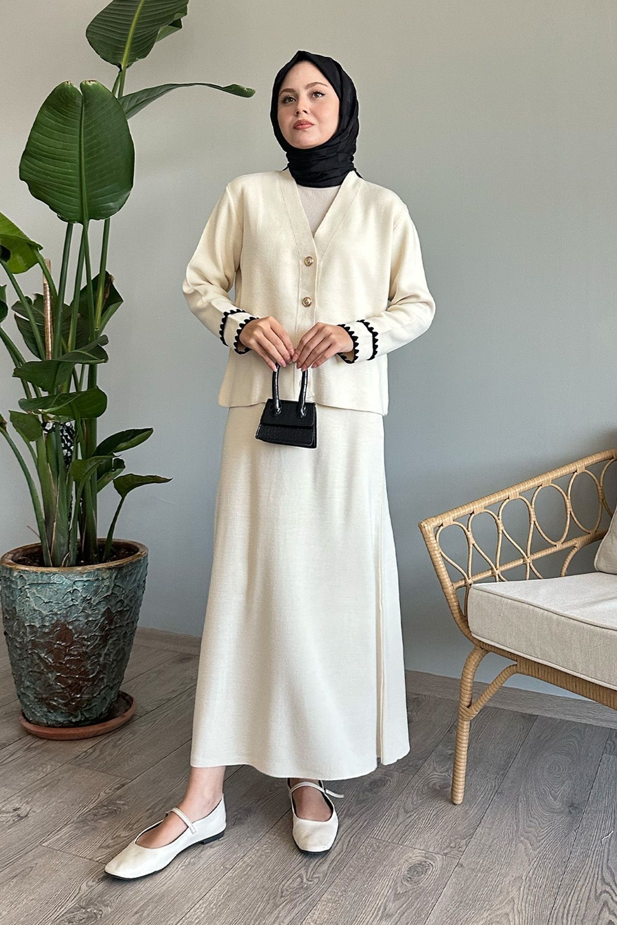 InStyle-Ecru Knitwear Set - Skirt with Stitching Detail 4