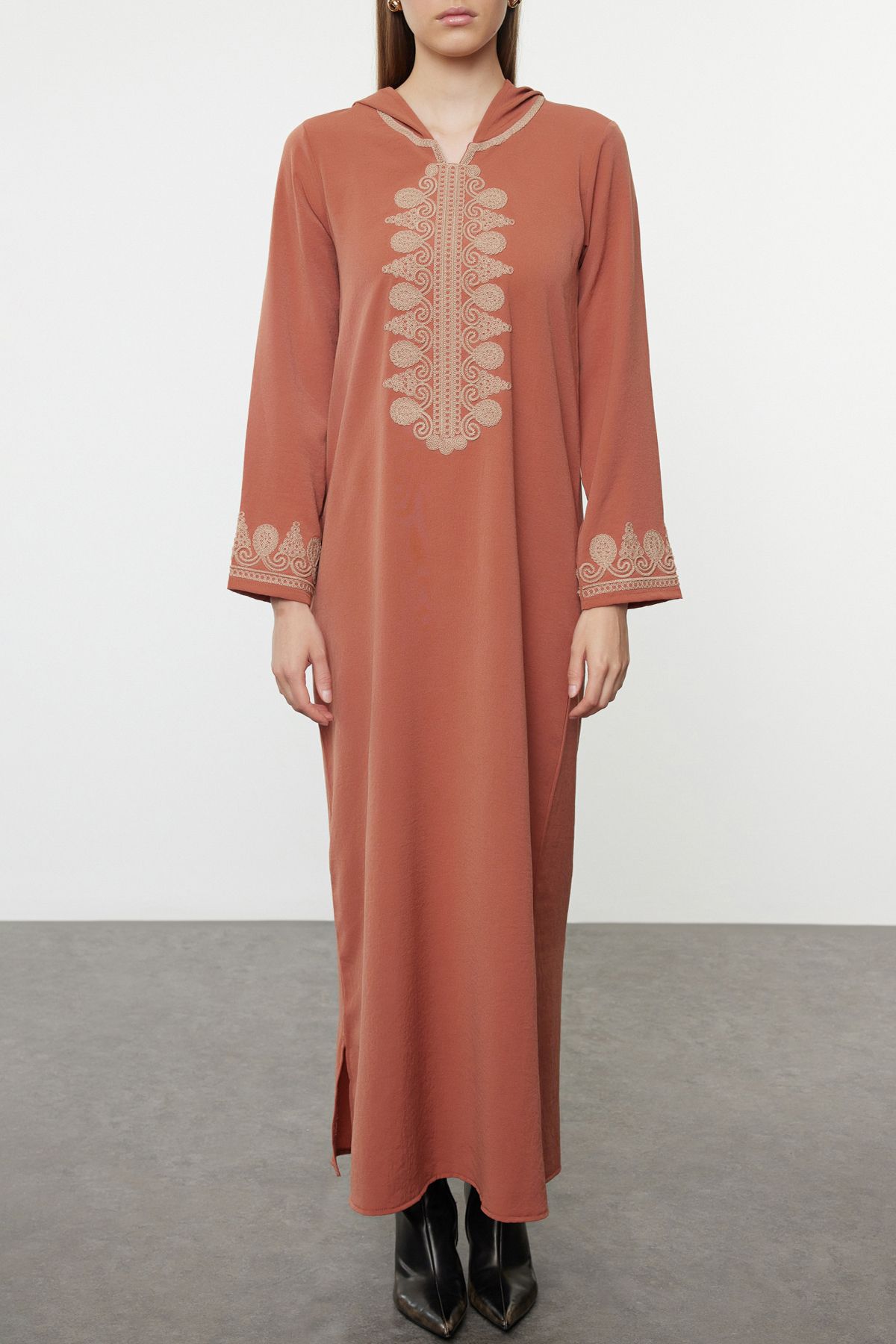 Trendyol Modest-Καφέ υφαντό καφτάν με κουκούλα - Λεπτομέρεια επεξεργασίας TCTAW25KK00000 3