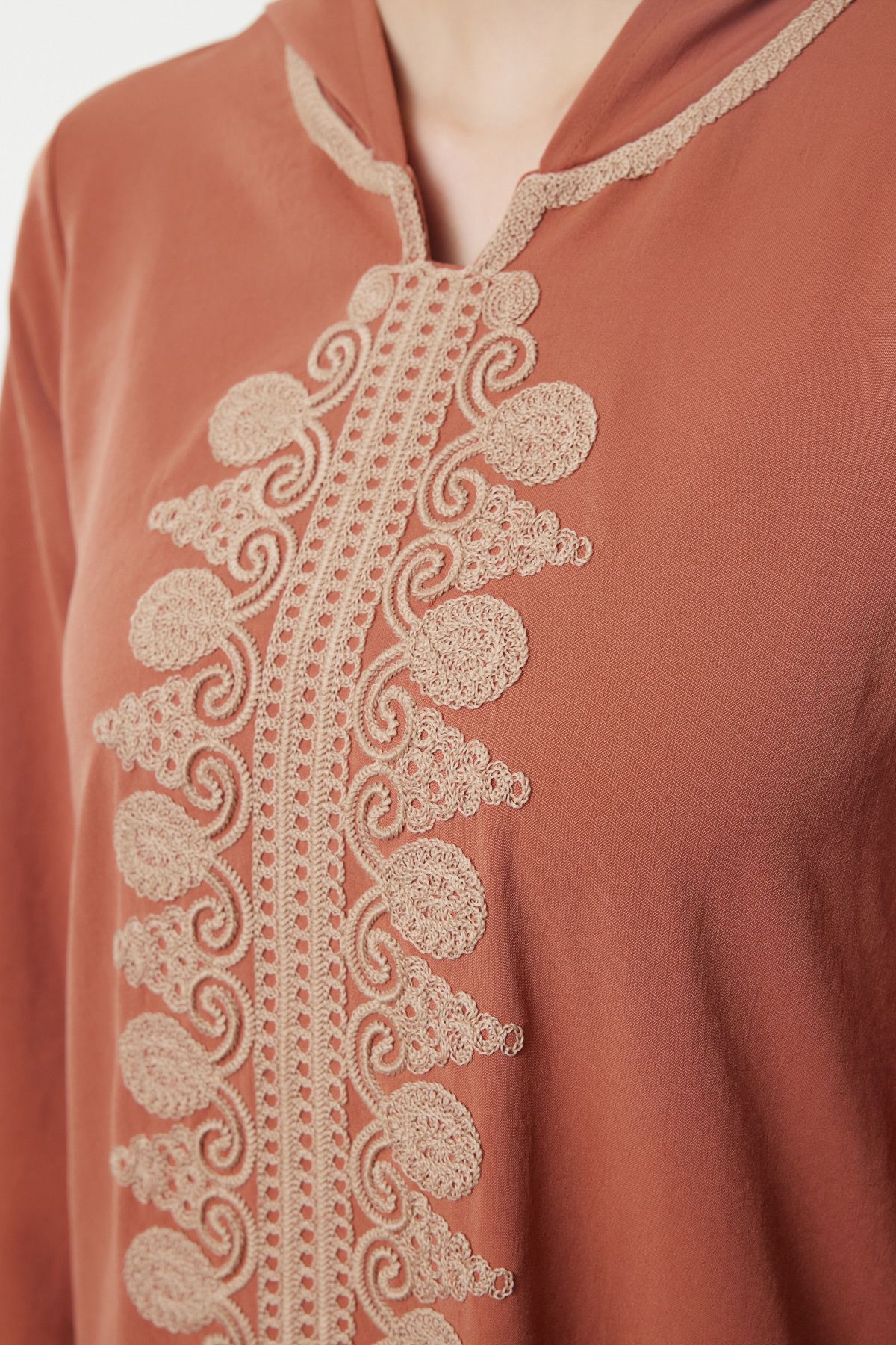Trendyol Modest-Καφέ υφαντό καφτάν με κουκούλα - Λεπτομέρεια επεξεργασίας TCTAW25KK00000 4