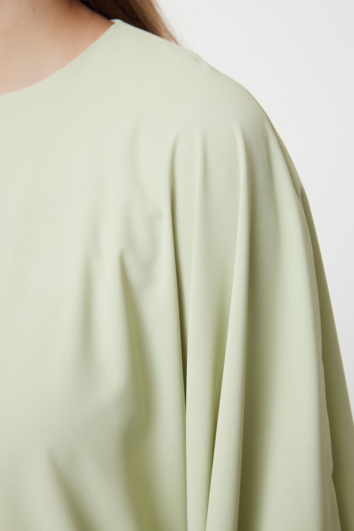 Trendyol Modest-Grünes, mit Schmetterlingen besetztes, gewebtes Abendkleid aus Satin in Jalabiya TCTAW25DB00000 4