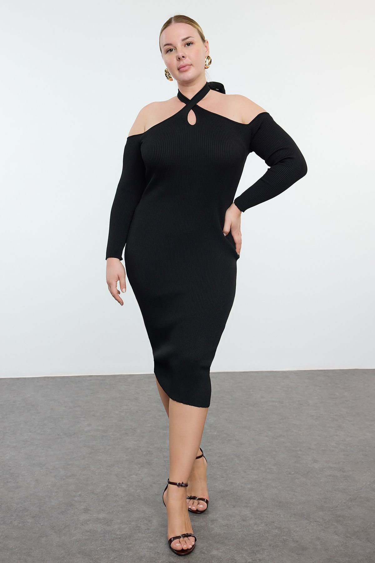 Trendyol Curve Sukienka Midi Z Prążkowanej Dzianiny - Dekolt Typu Halter, Czarna Kobieta - XL