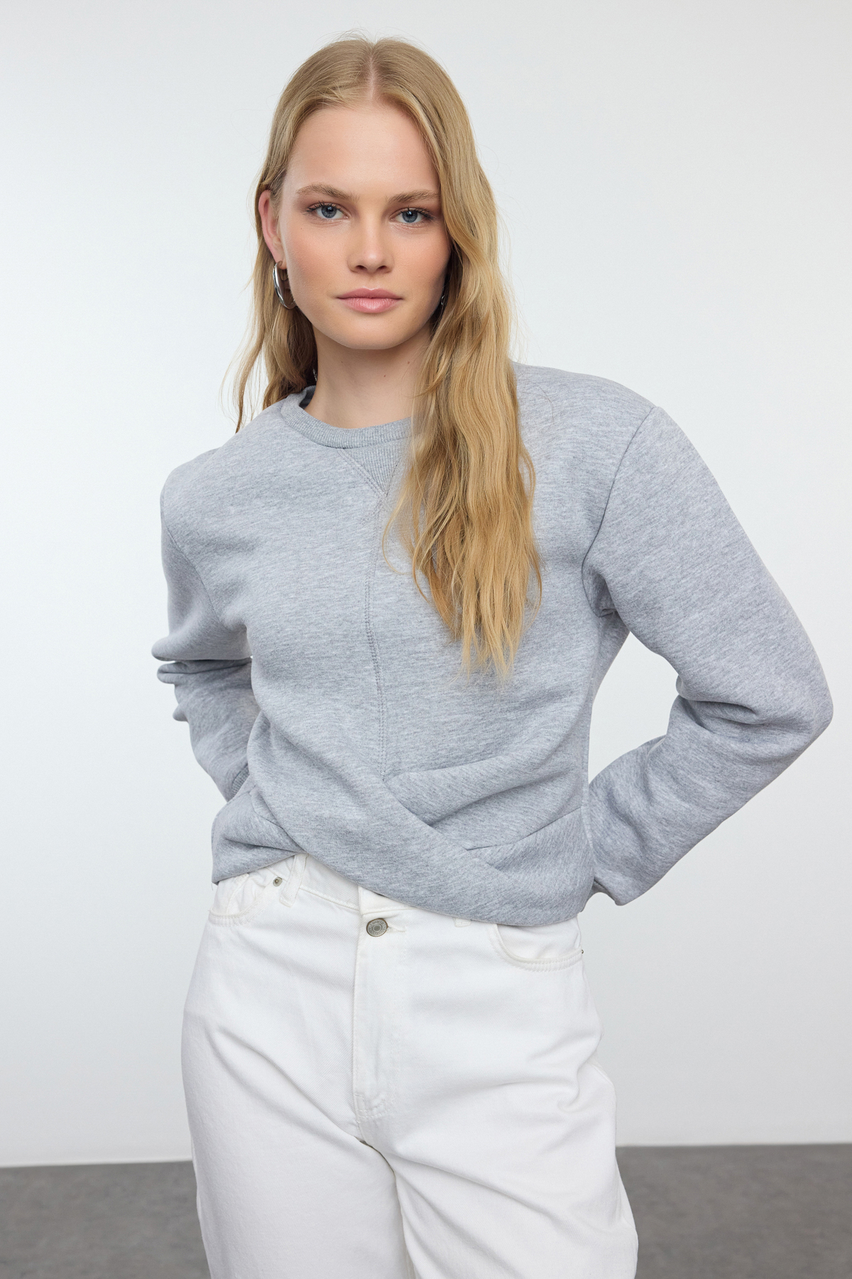  TRENDYOLM?LLA Gri Melanj Burgu Detayl? Crop Kal?n ?çi Polarl? Bisiklet Yaka ?rme Sweatshirt