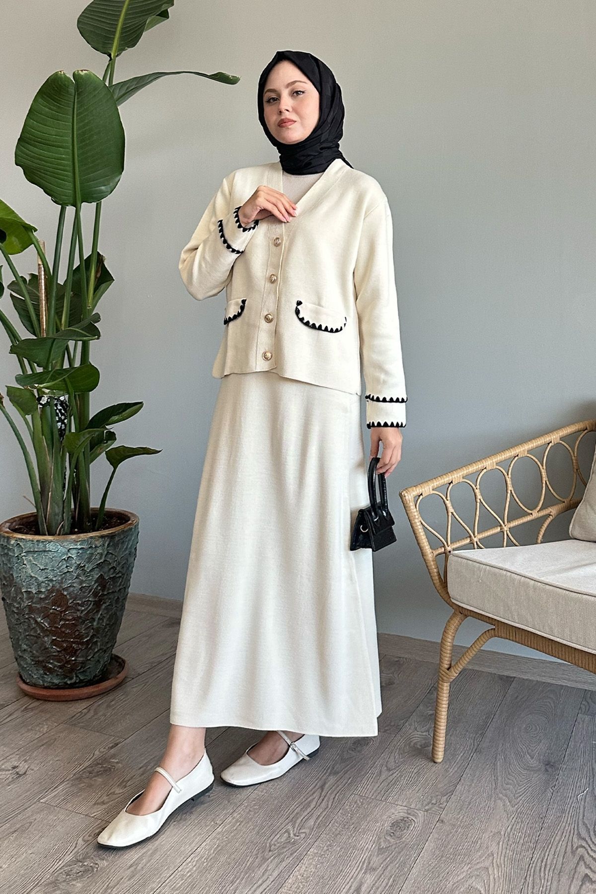 InStyle-Ecru Knitwear Set - Skirt with Stitching Detail 3