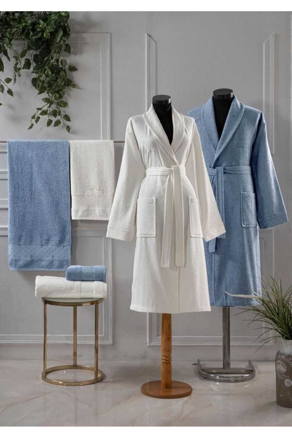 پیر کاردین سرویس حمام خانوادگی ژاکارد نرم لوگو، رنگ کرم - نیلی