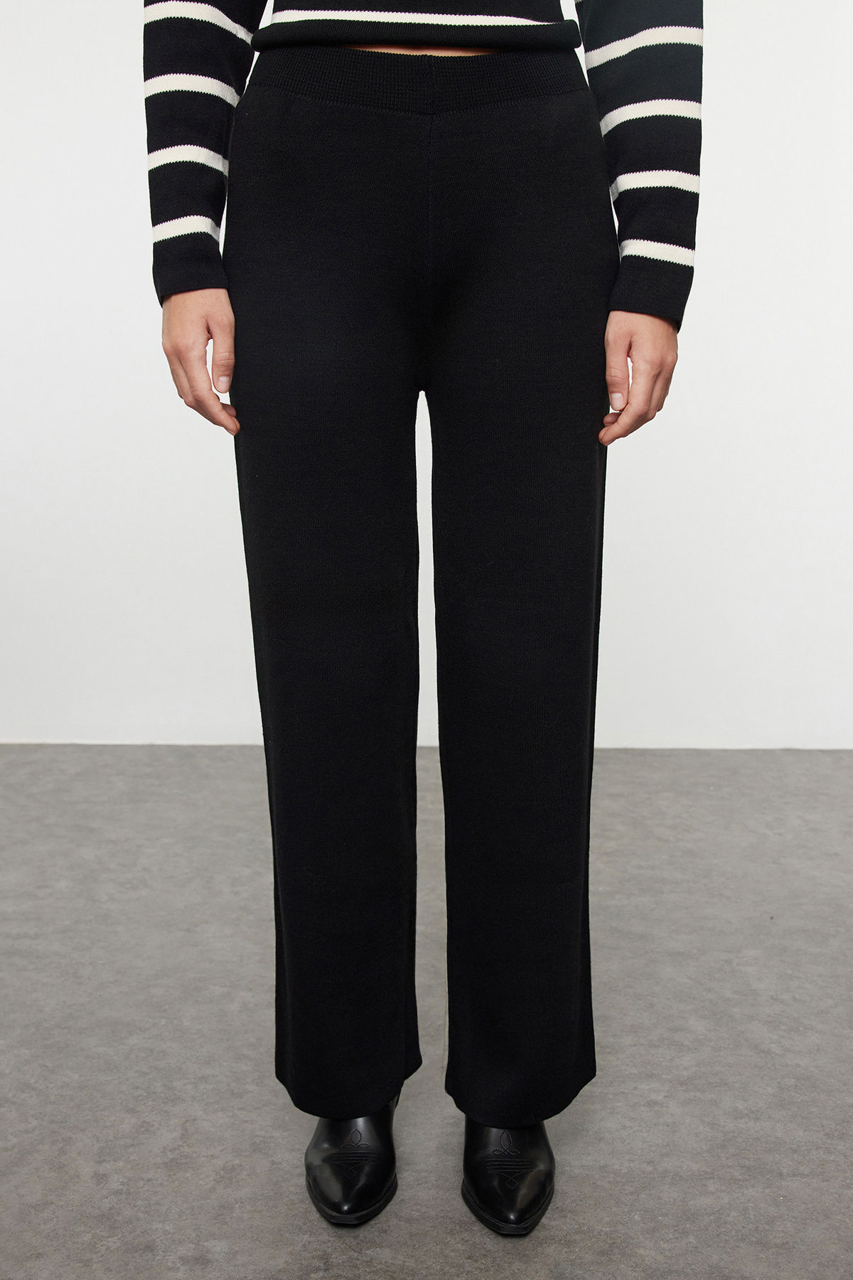 Trendyol Collection Трикотажний комплект з верху і низу Штани в чорну смужку TWOAW24AU00045