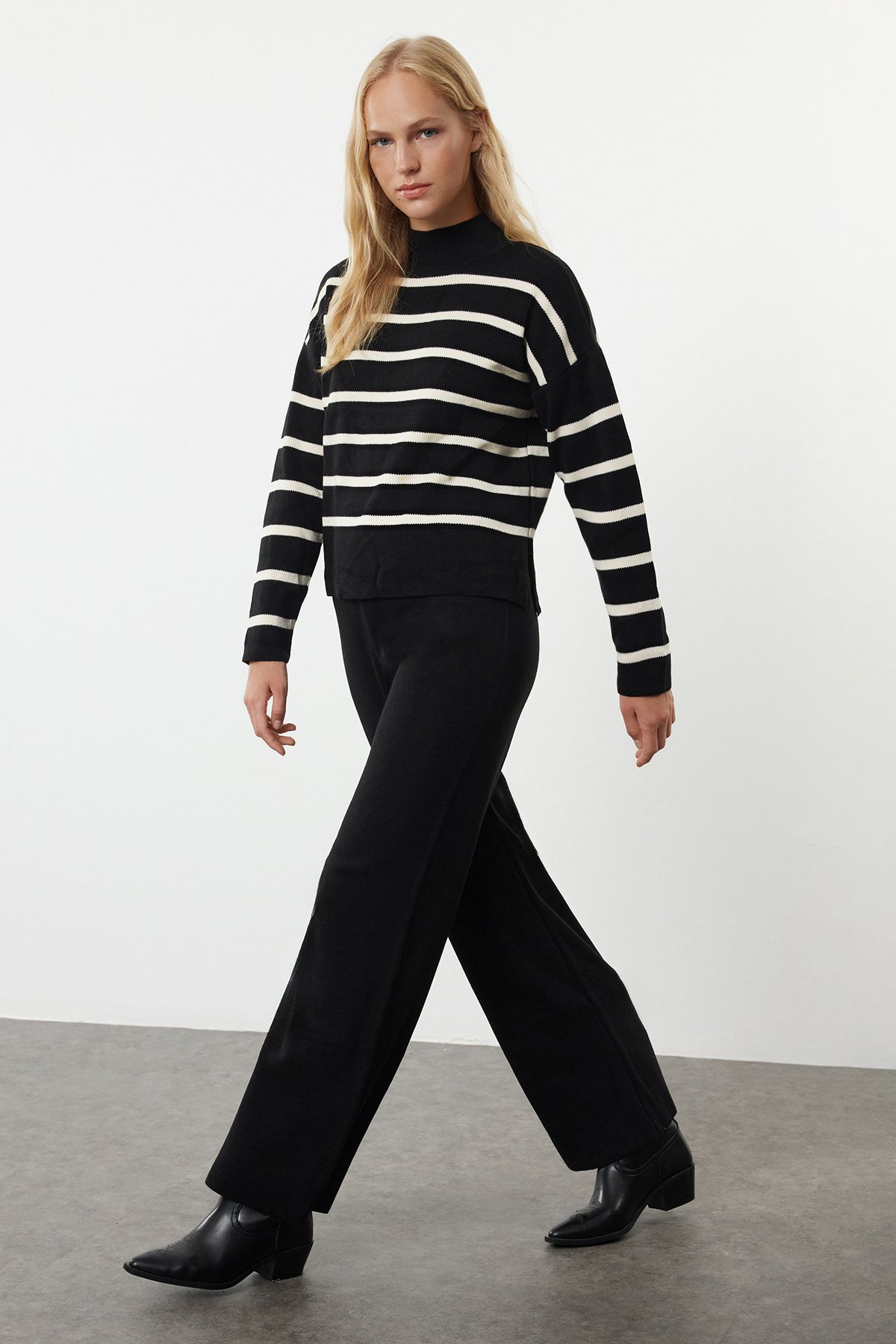 Trendyol Collection Трикотажний комплект з верху і низу Штани в чорну смужку TWOAW24AU00045