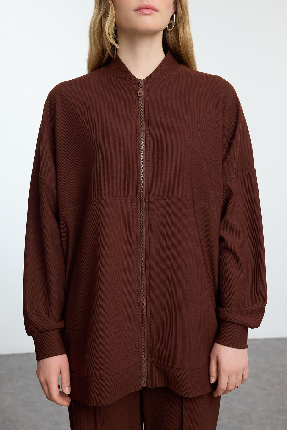Trendyol Modest-Übergroßes, strukturiertes Trainingsanzug-Set in Braun - TCTAW25EN00004 3