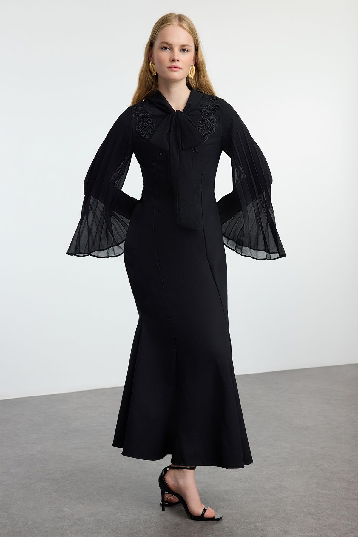 Trendyol Modest-Schwarzes Abendkleid mit Chiffonärmeln – besticktes Detail TCTAW25DB00002 1