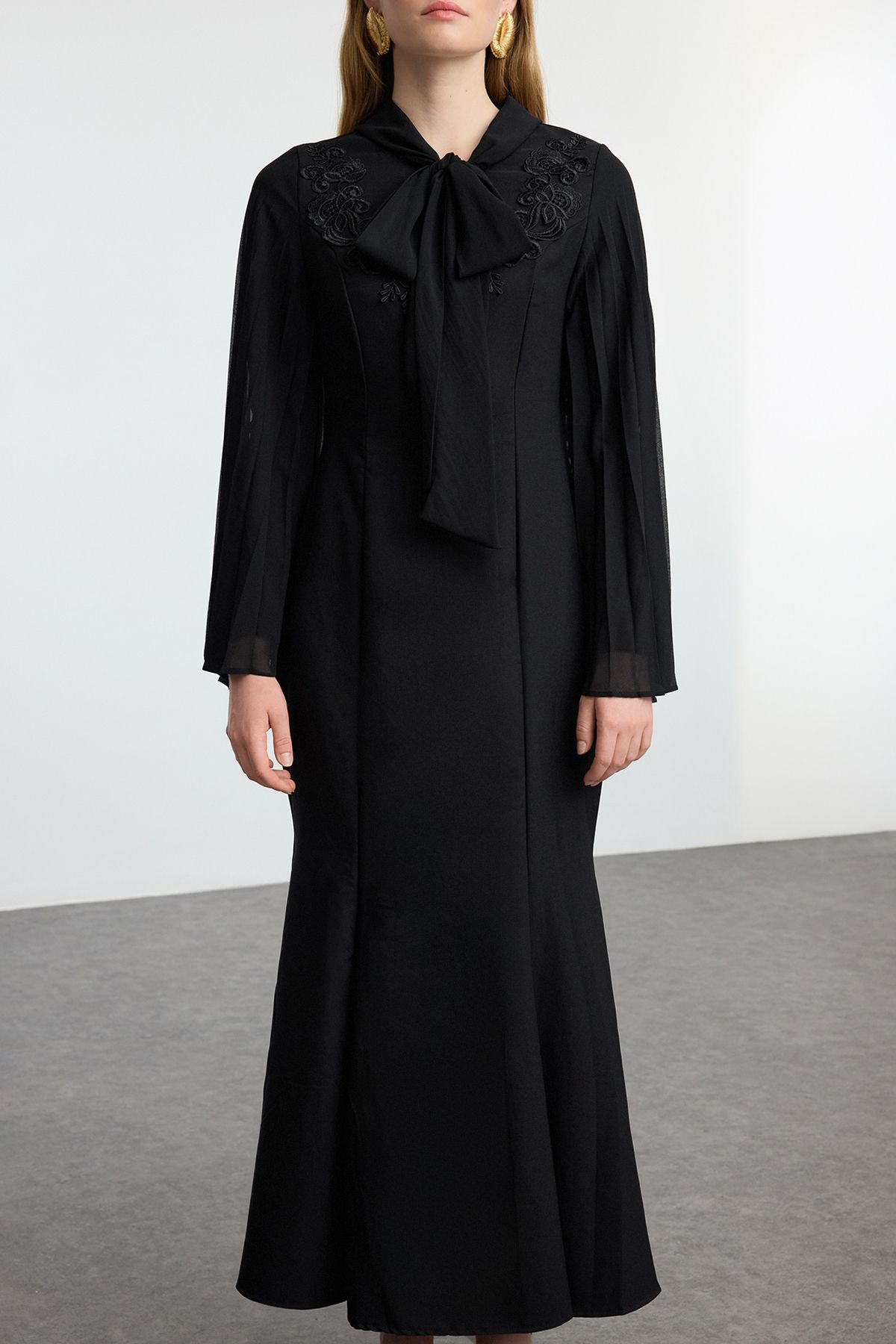 Trendyol Modest-Schwarzes Abendkleid mit Chiffonärmeln – besticktes Detail TCTAW25DB00002 3