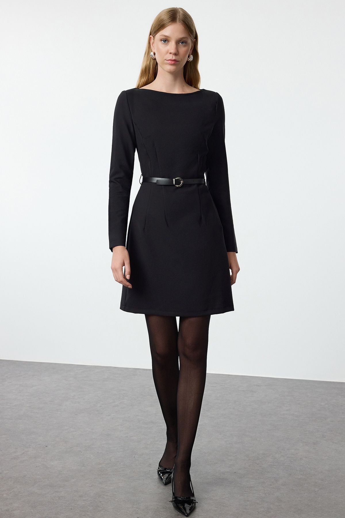 Trendyol Collection Mini Sukienka Tkana - Czarna Z Paskiem, Dopasowana Twoaw25el00365 Kobieta - 42