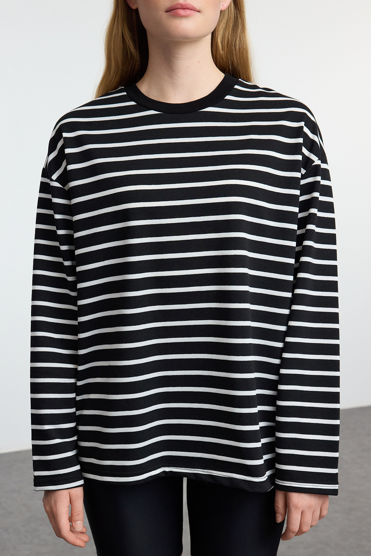 Trendyol Collection Bluza z okrągłym dekoltem i szerokimi paskami w kolorze czarnym - TWOAW23sw00326