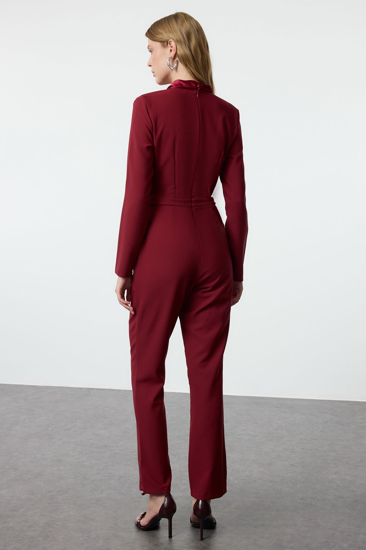 Trendyol Collection-Burgunderroter Jumpsuit aus gewebtem Satin – lang, limitierte Auflage, Kragendetail TWOAW23TU00052 5