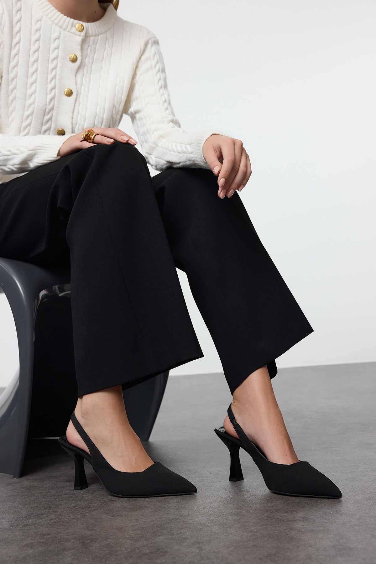 TRENDYOL SHOES-Schwarze Damenschuhe mit spitzer Zehenpartie und offenem Rücken und dünnem Absatz TAKAW25TO00010 2