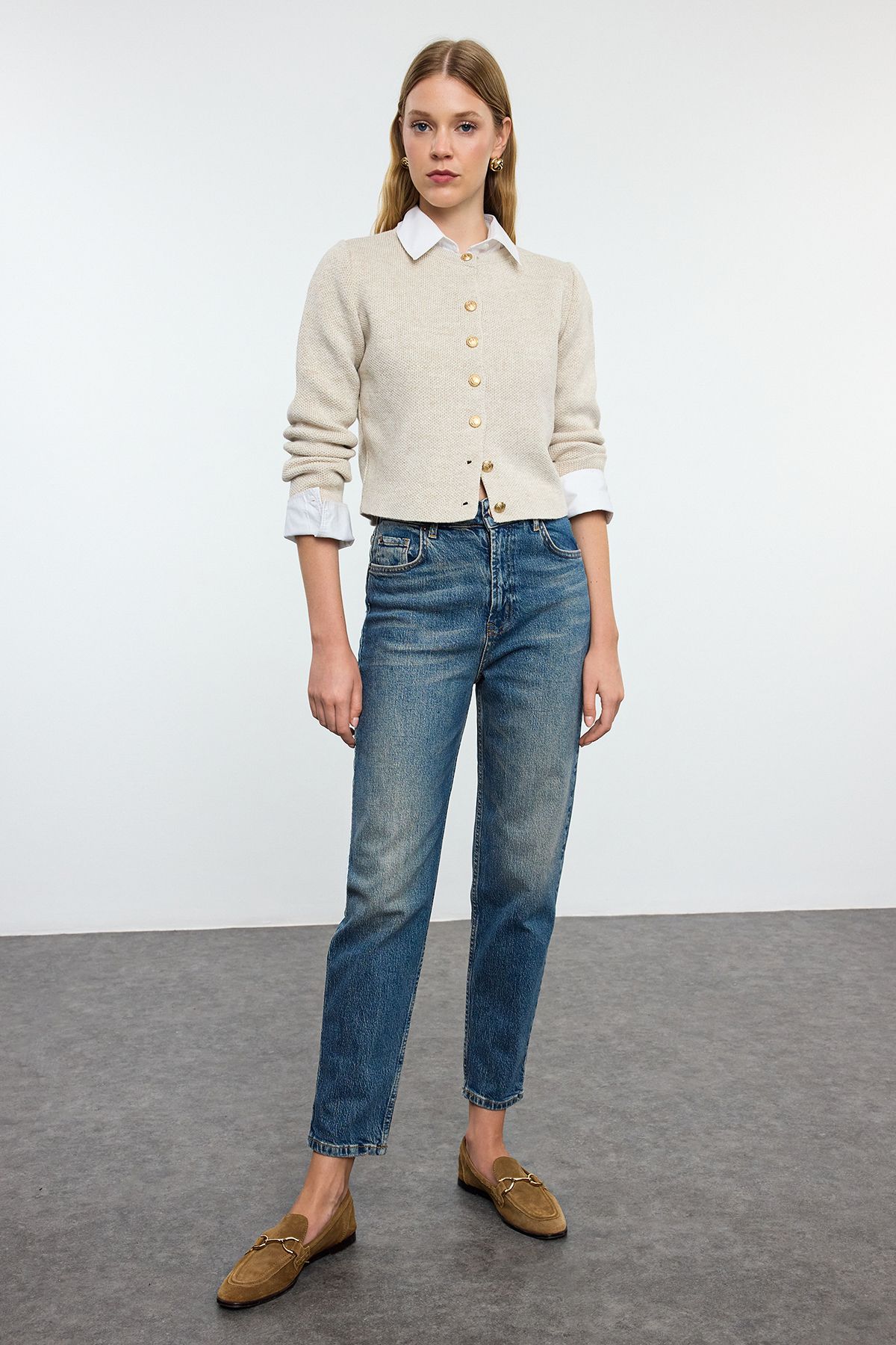 Trendyol Collection Jeansy Typu Mom Z Wysokim Stanem I Wąskimi Nogawkami W Stylu Vintage - Ciemnoniebieskie, Efekt Bladego Koloru Twoaw25je00156