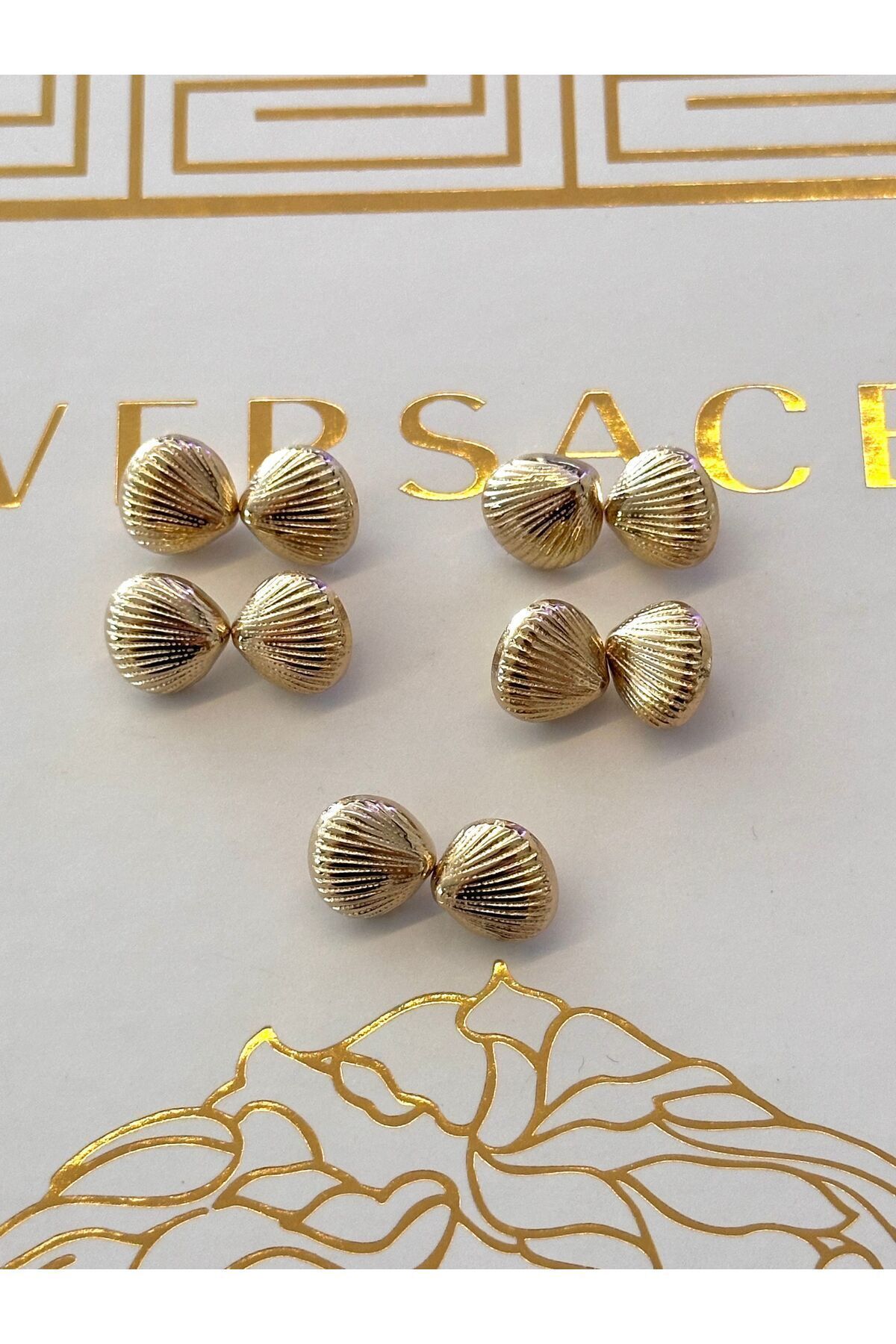 ODDA TASARIM ATÖLYESİ Deniz kabuğu model gold renkli gömlek-bluz düğme seti