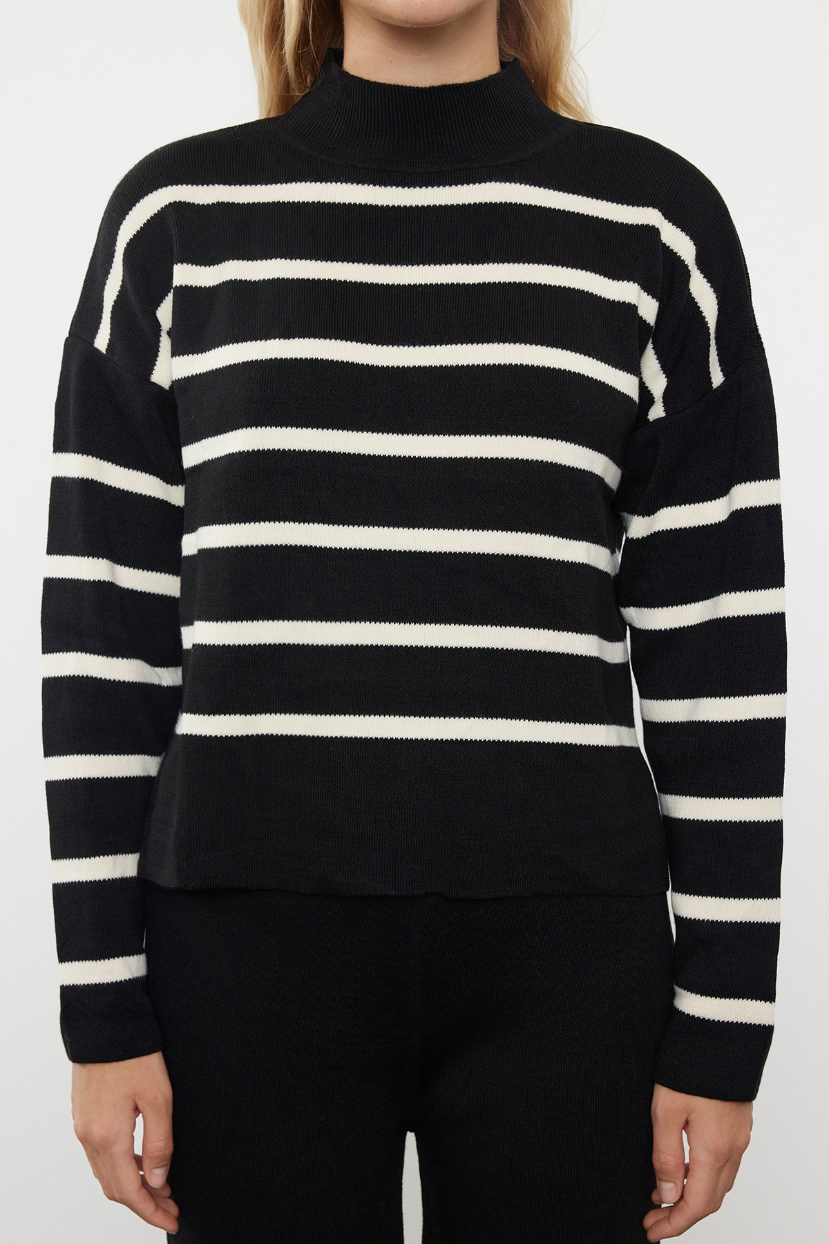 Trendyol Collection Трикотажний комплект з верху і низу Штани в чорну смужку TWOAW24AU00045