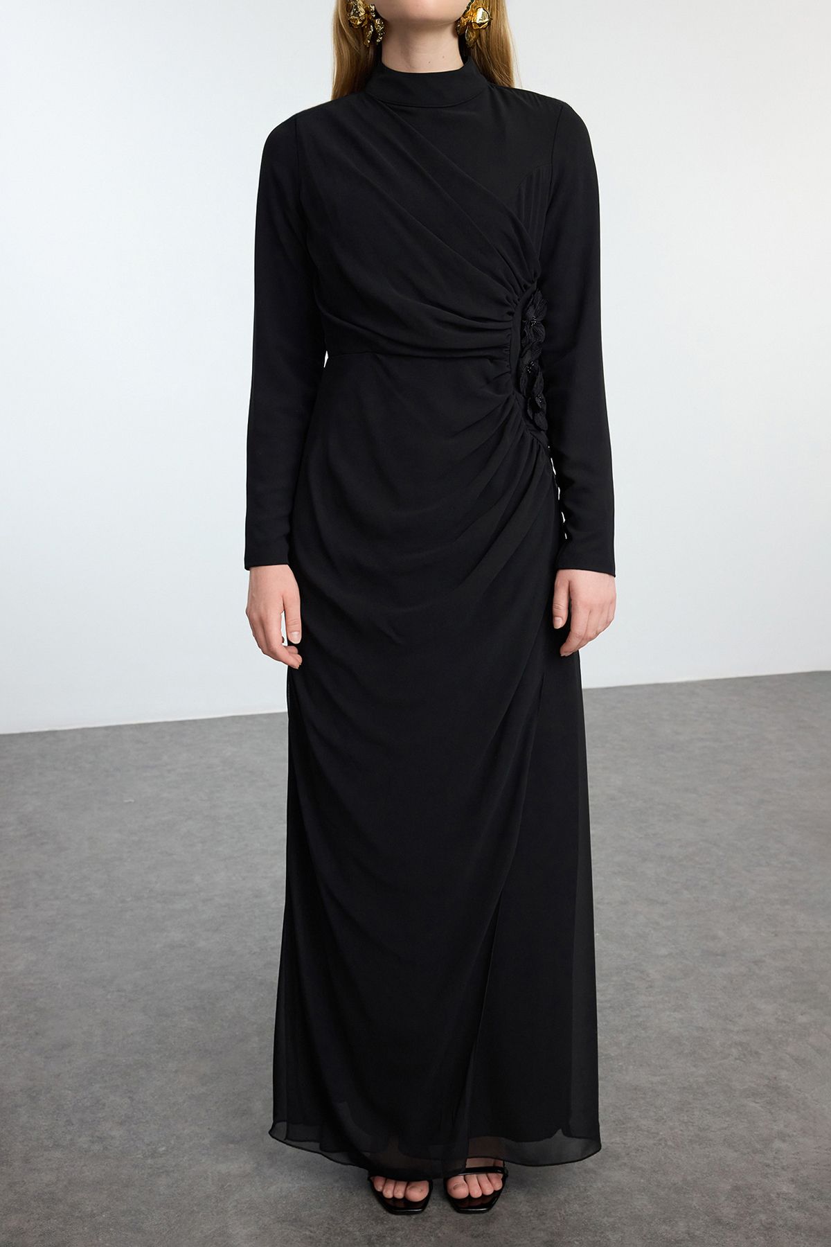 Trendyol Modest-Schwarzes Abendkleid aus Chiffon mit Blumenmuster - Tctss24Db00064 3