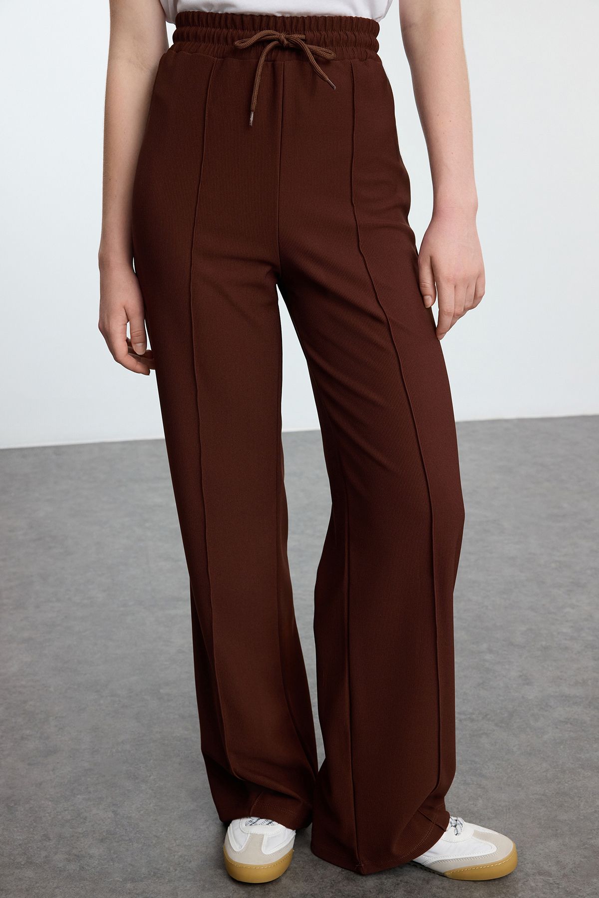 Trendyol Modest-Übergroßes, strukturiertes Trainingsanzug-Set in Braun - TCTAW25EN00004 4