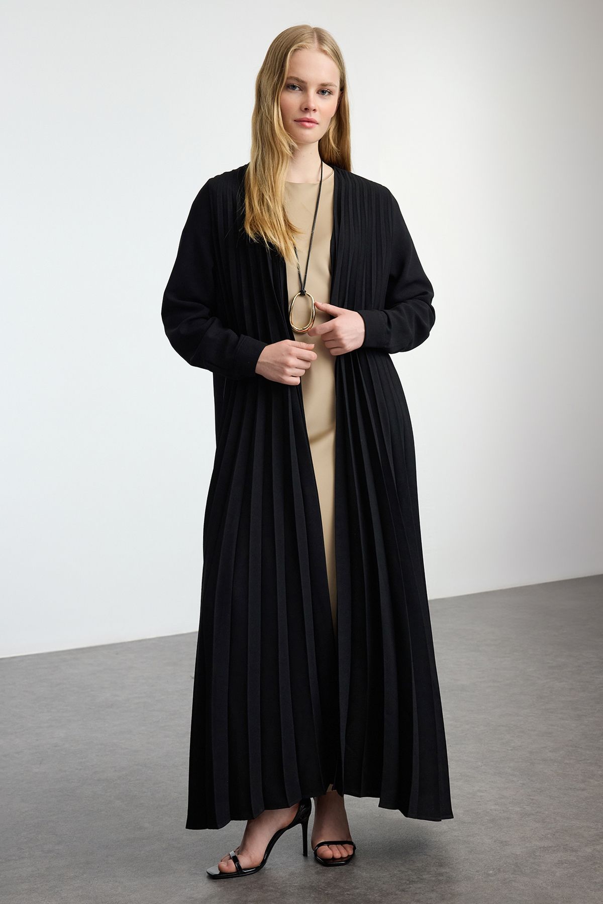 Trendyol Modest-Plissierte schwarze Kappe - Ferace/Abaya TCTAW25KF00008 2