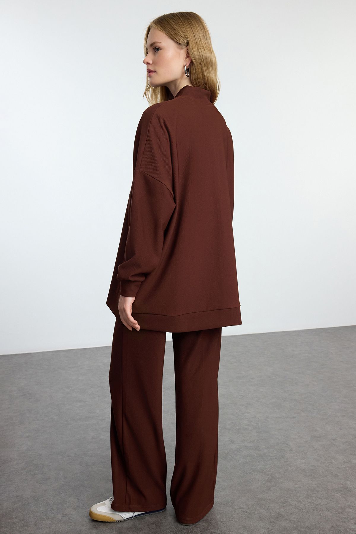 Trendyol Modest-Übergroßes, strukturiertes Trainingsanzug-Set in Braun - TCTAW25EN00004 5