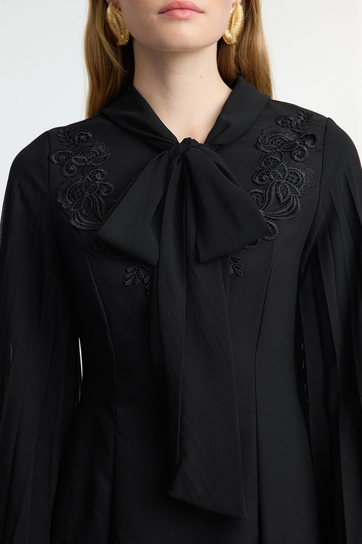 Trendyol Modest-Schwarzes Abendkleid mit Chiffonärmeln – besticktes Detail TCTAW25DB00002 4
