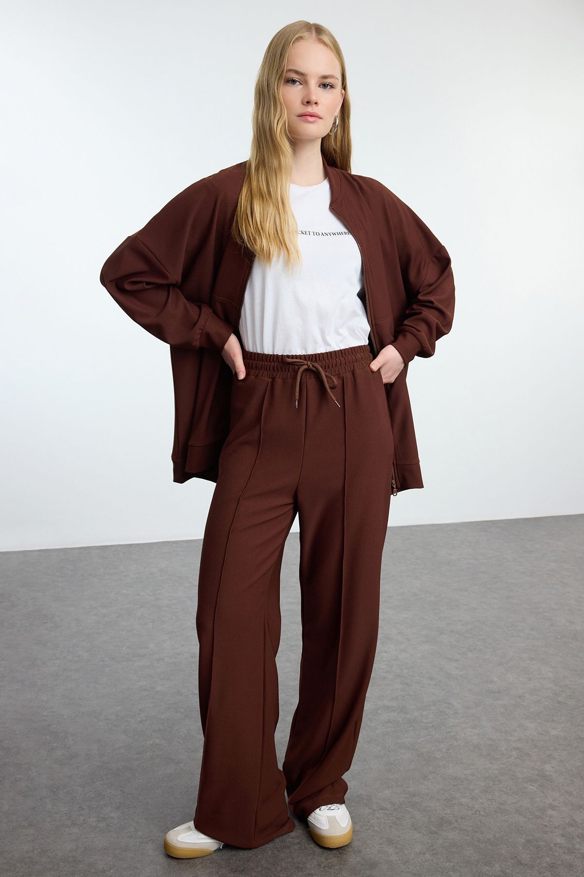 Trendyol Modest-Übergroßes, strukturiertes Trainingsanzug-Set in Braun - TCTAW25EN00004 2