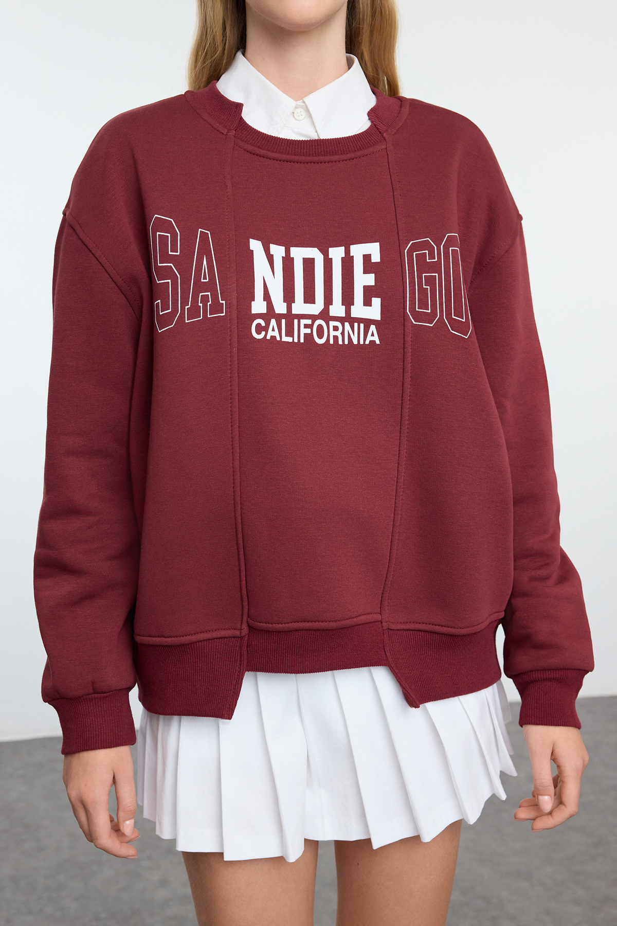 Trendyolmilla  Bordo Slogan Baskılı Oversize/Geniş Kalıp Etek Ucu Detaylı Örme Sweatshirt TWOAW25SW00100 - Görsel 3