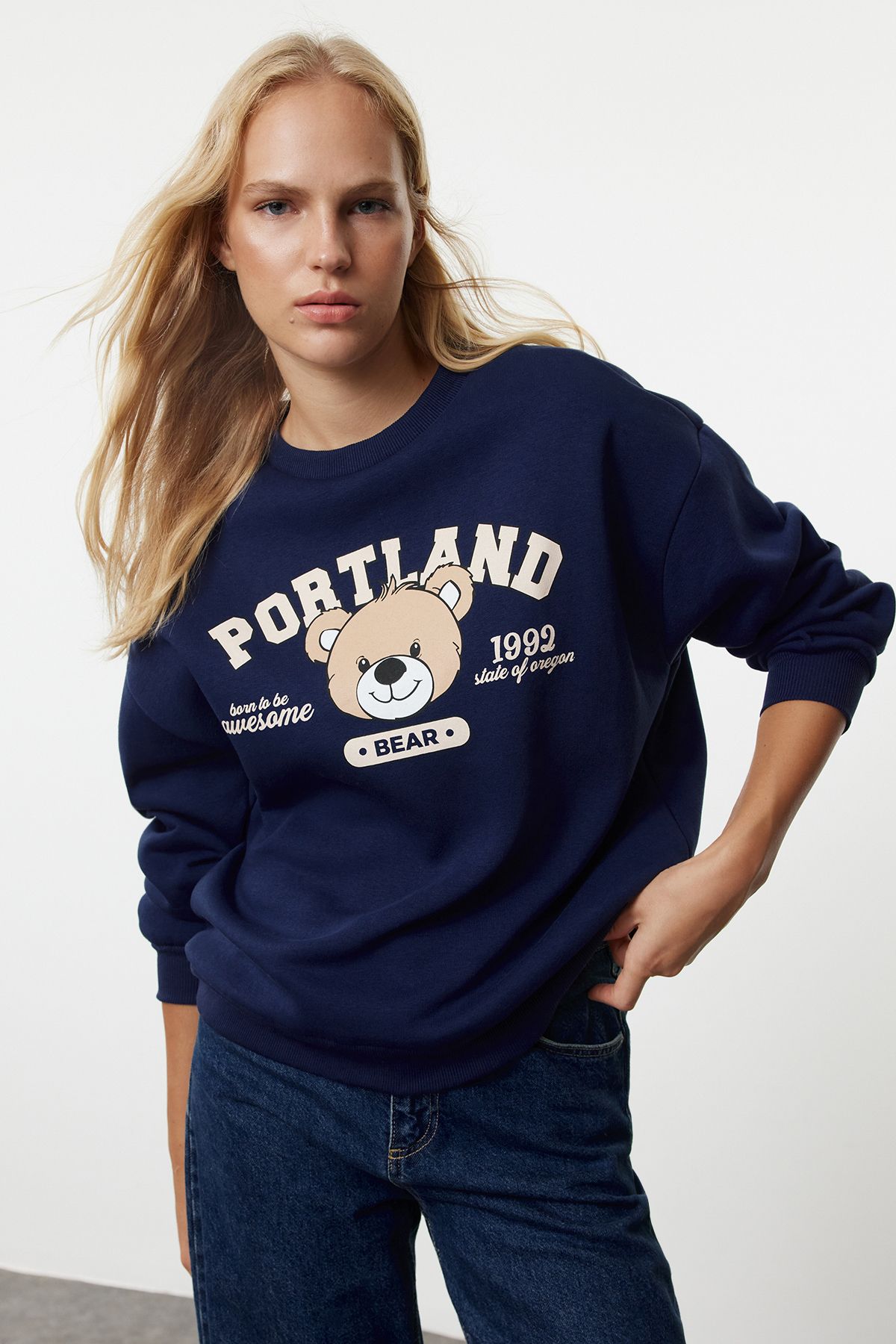 TRENDYOLMİLLA Lacivert Baskılı Oversize/Geniş Kalıp Bisiklet Yaka Kalın Örme Sweatshirt TWOAW25SW00017 Fiyatı, Yorumları - Trendyolmilla TRENDYOLMİLLA Lacivert Baskılı Oversize/Geniş Kalıp Bisiklet Yaka Kalın Örme Sweatshirt TWOAW25SW00017 Fiyatı, Yorumları - Trendyolmilla