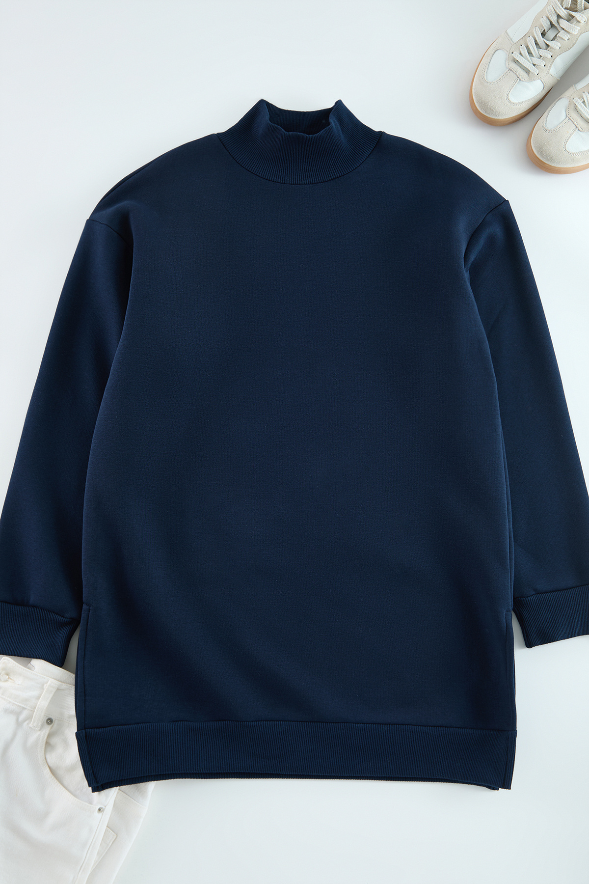 Trendyolmilla Modest Lacivert Dik Yaka Yırtmaç Detaylı İçi Polarlı Oversize Örme Sweatshirt TCTAW25TW00004