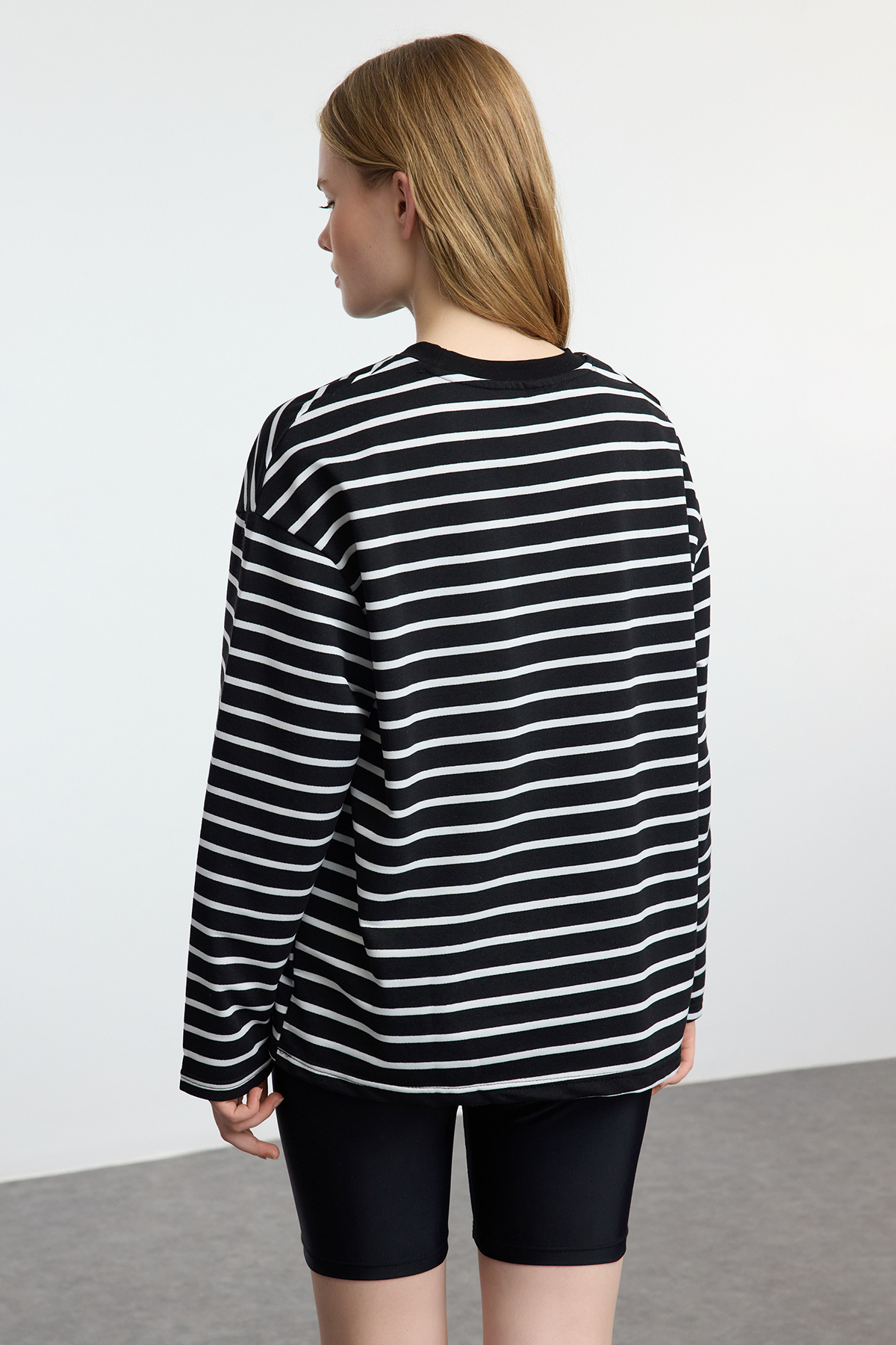 Trendyolmilla  Siyah Çizgili Oversize/Geniş Kesim Bisiklet Yaka İnce Örme Sweatshirt TWOAW23SW00326 - Görsel 5