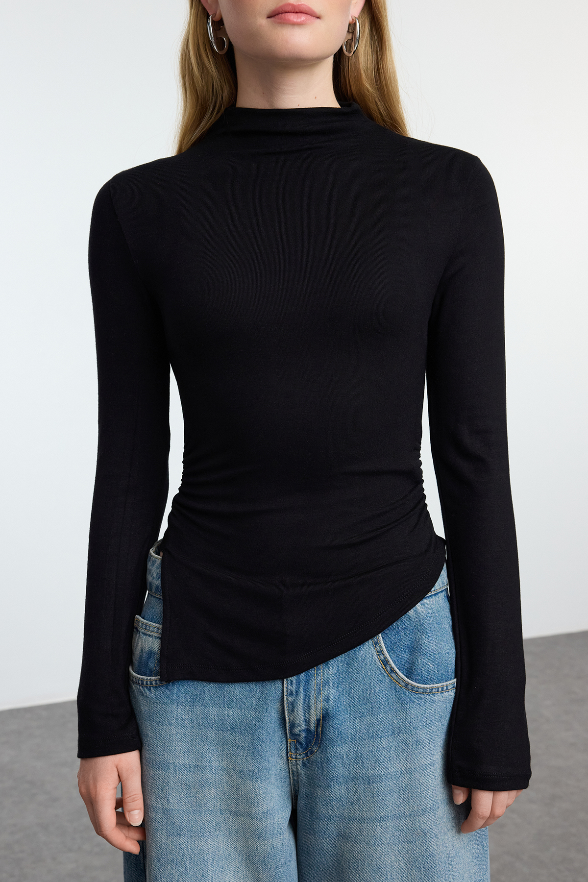 Trendyol Collection Bluzka z dzianiny w kolorze czarnym ze stójką i ściągaczem, TWOAW25BZ00145