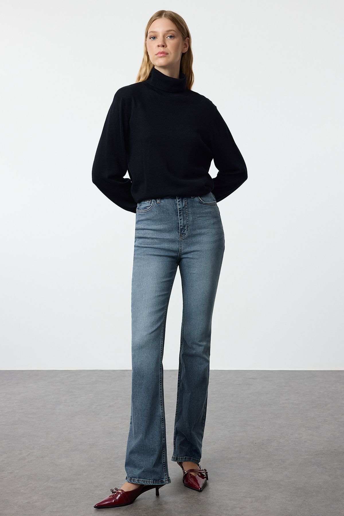Trendyol Collection Jeansy Dzwony W Kolorze Jasnoniebieskim Z Wysokim Stanem - Kobieta - 36