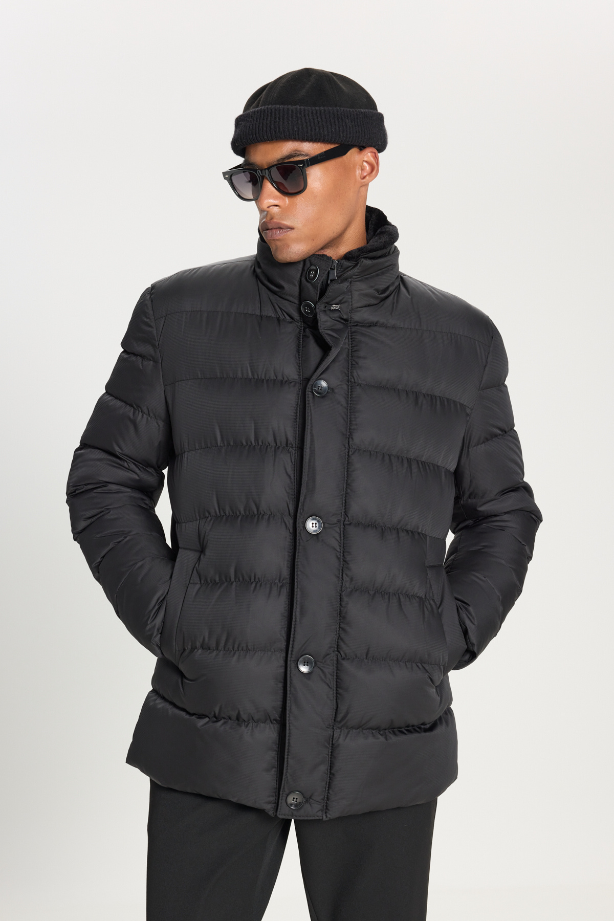 Erkek Siyah Standart Fit Normal Kesim Dik Yaka Yan Cepli Şişme Kaban