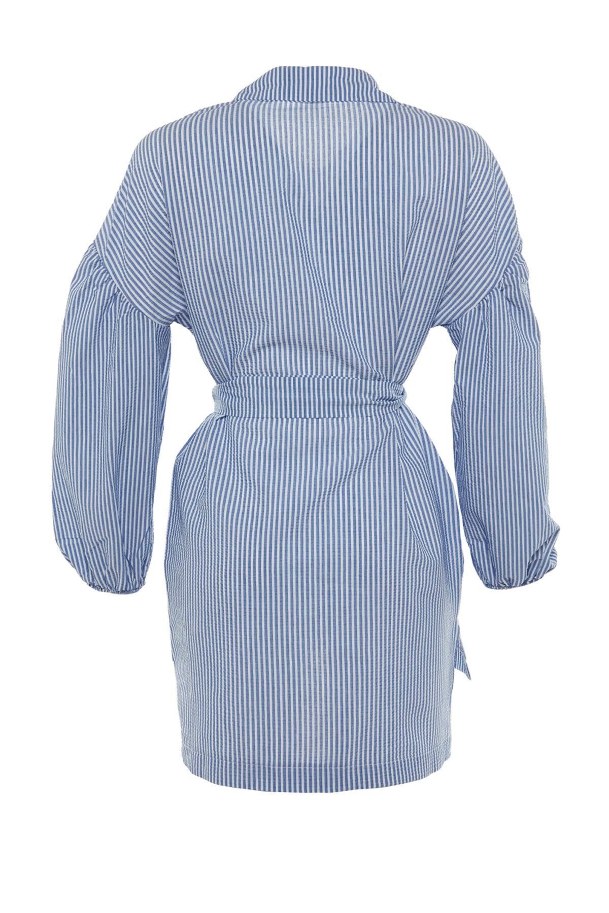 Trendyol Modest-Blau gestreiftes, gewebtes Hemd mit Ballonärmeln und langem Rücken, Gürtel TCTSS22GO0116 7